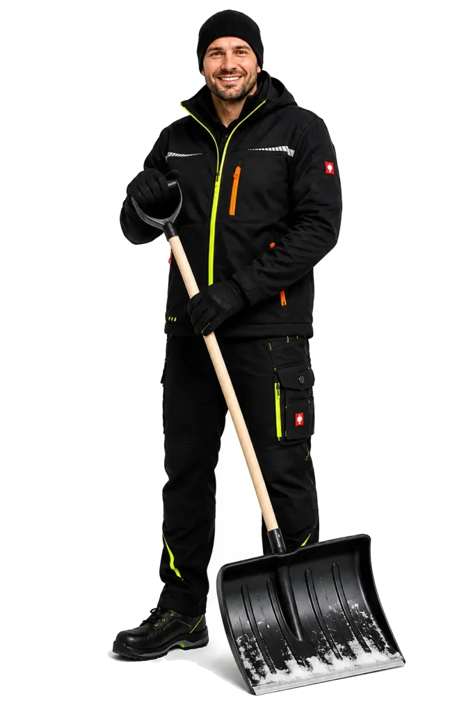 Mitarbeiter mit Schneeschaufel im Winterdienst