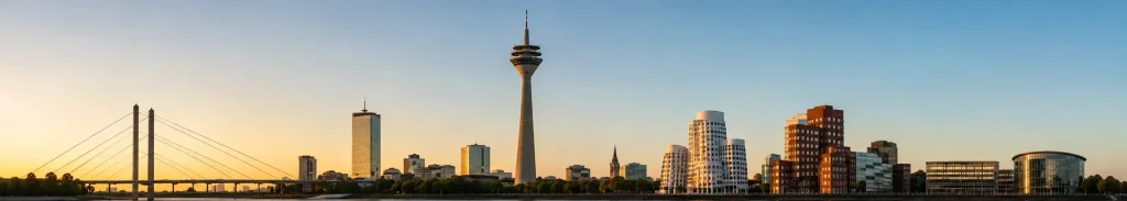 Düsseldorfer Skyline am Rhein mit dem Rheinturm