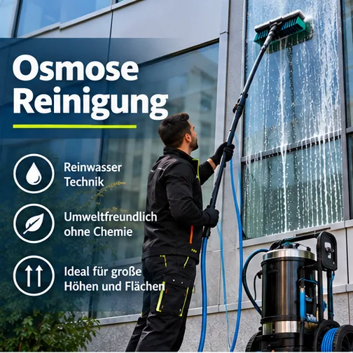 Osmose-Reinigung mit Reinwasser-Technik: umweltfreundlich ohne Chemie, für große Höhen und Flächen – Mitarbeiter reinigt eine Glasfassade mit der Teleskopstange
