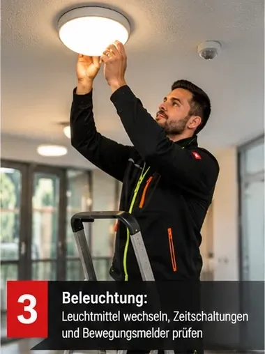 Beleuchtung: Leuchtmittel wechseln, Zeitschaltungen und Bewegungsmelder prüfen – Mitarbeiter an einer Deckenleuchte