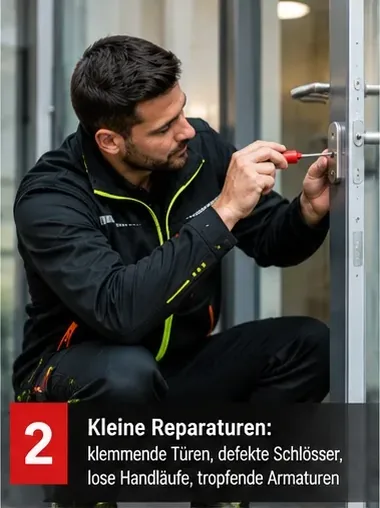 Kleine Reparaturen: klemmende Türen, defekte Schlösser, lose Handläufe, tropfende Armaturen – Mitarbeiter an einem Türschloss