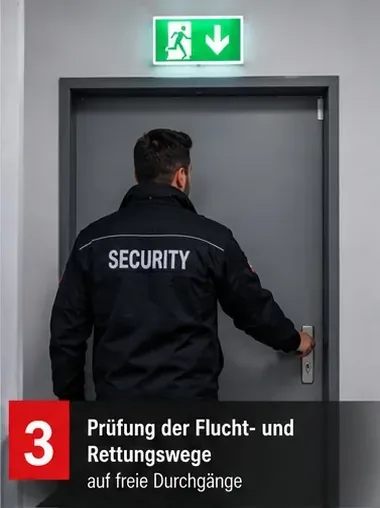 Prüfung der Flucht- und Rettungswege auf freie Durchgänge – Mitarbeiter an einer Notausgangstür