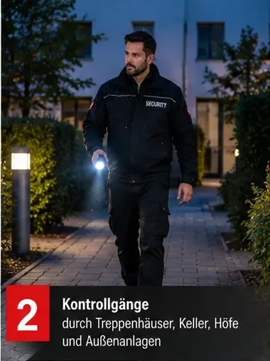 Kontrollgänge durch Treppenhäuser, Keller, Höfe und Außenanlagen – Mitarbeiter mit Taschenlampe auf einem Kontrollgang bei Dunkelheit