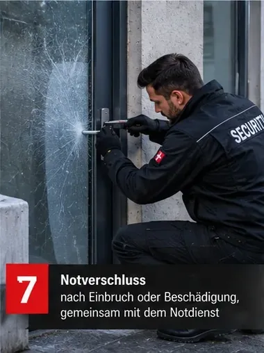 Notverschluss nach Einbruch oder Beschädigung, gemeinsam mit dem Notdienst – Mitarbeiter sichert eine zerbrochene Glasscheibe